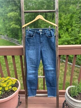MOTHER Women's Ankle Crop Jeans in Mid Blue - Looker Ankle Fray, 28” inseam